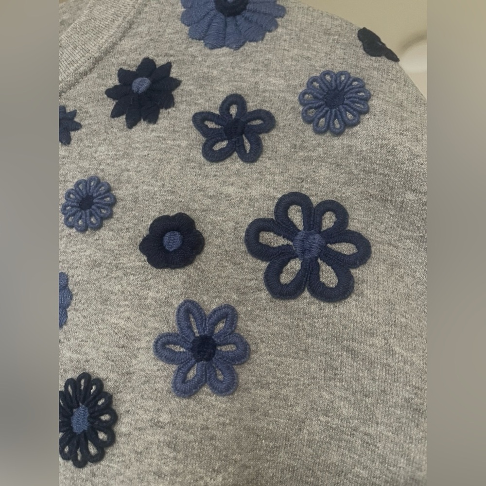 Mi Golondrina Hand Embroidered Sweatshirt. - Picture 3 of 3